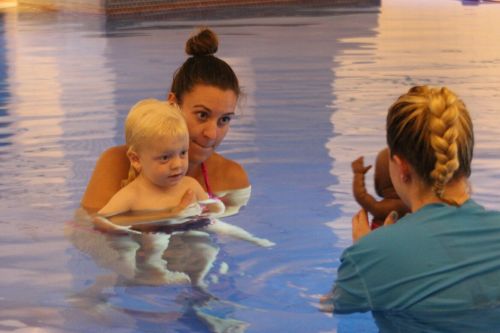 10-reasons-to-try-baby-swimming-lessons-3